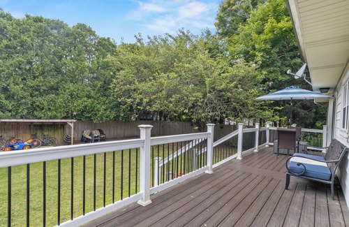 New London House | Spacious 5-bedroom house in charming New London, CT with WiFi & a Game Room.