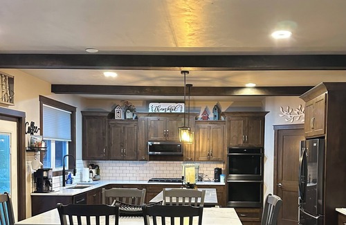 Hobart House | Spacious 5-bedroom house with, WiFi in Green Bay 7.6 miles from Lambeau Field
