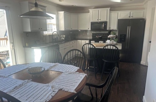 Ashley Oaks House | Spacious 5-bedroom house with AC, WiFi in West Knoxville - 3 bedrooms for rent
