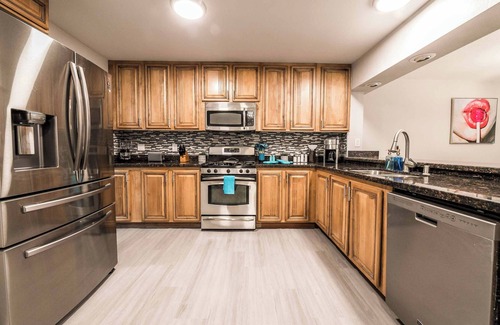 Paradise House | Spacious 5-bedroom house in Las Vegas with phenomenal yard, pool, and spa