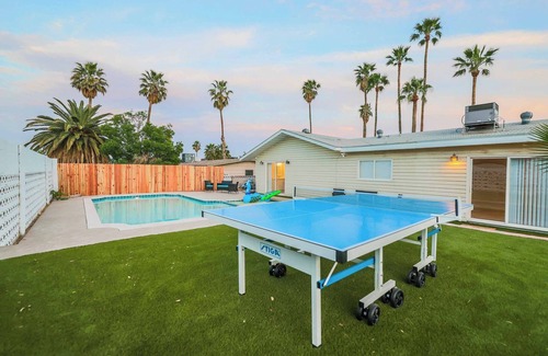 Paradise House | Spacious 5-bedroom house in Las Vegas with phenomenal yard, pool, and spa