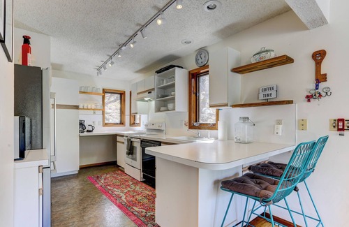 Bushkill House | Spacious 5-bedroom house in Saw Creek estates with lots of room for fun