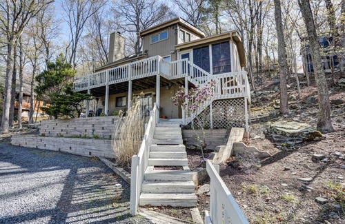Bushkill House | Spacious 5-bedroom house in Saw Creek estates with lots of room for fun