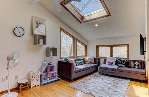 Bushkill House | Spacious 5-bedroom house in Saw Creek estates with lots of room for fun
