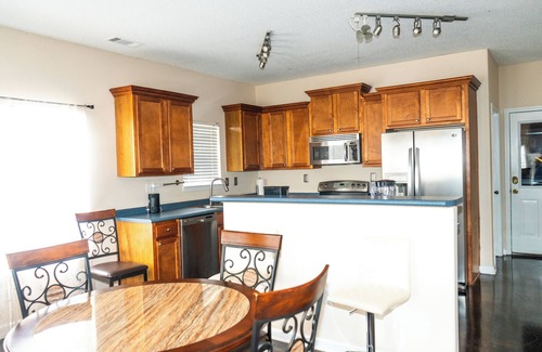 Southaven House | Spacious 5-bedroom house with WiFi, AC and parking in peaceful Southaven.