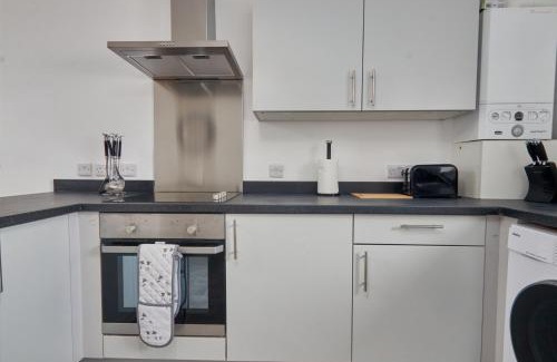 Sheffield House | Spacious 5-Bedroom Home With Parking Space