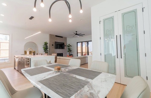 Edgewood House | Spacious 5-Bedroom home w/Free Parking, Rooftop Deck 5 minutes from DT Atlanta