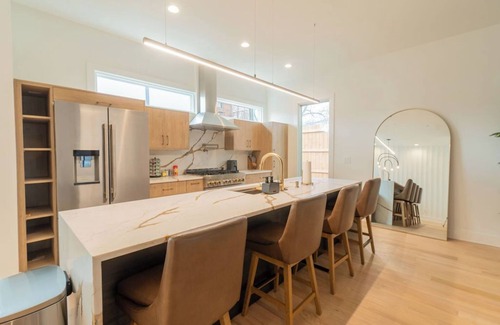 Edgewood House | Spacious 5-Bedroom home w/Free Parking, Rooftop Deck 5 minutes from DT Atlanta