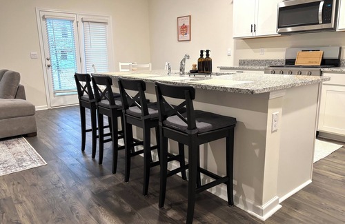 Newnan House | Spacious 5-Bedroom Home Near Piedmont Hospital in Newnan with AC, WiFi, W&D