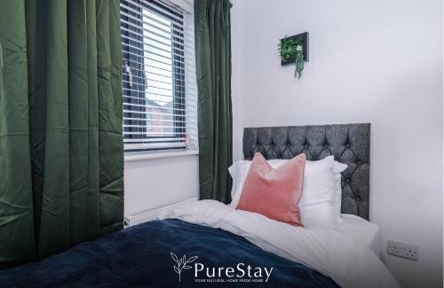 Failsworth House | Spacious 5 Bedroom House with 8 Actual Beds Sleeps 9 by PureStay