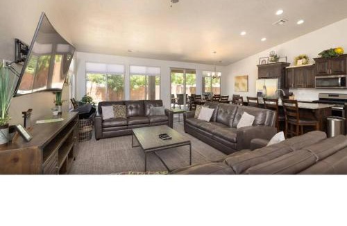 Sienna Hills House | Spacious 5 bedroom house with pool access!