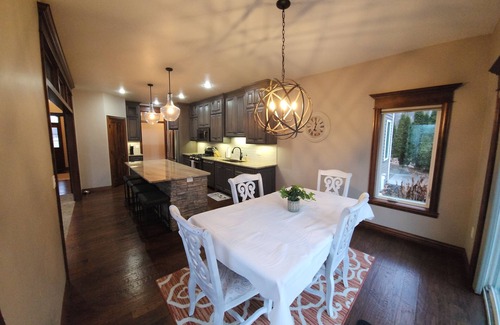 De Pere House | Spacious 5 bedroom house on quiet cul-de-sac in De Pere, WI.