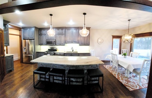 De Pere House | Spacious 5 bedroom house on quiet cul-de-sac in De Pere, WI.