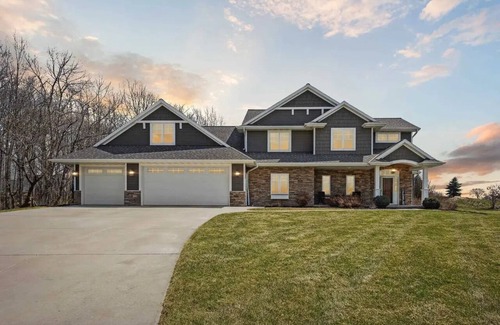 De Pere House | Spacious 5 bedroom house on quiet cul-de-sac in De Pere, WI.