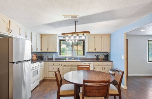 Escalon House | Spacious 5-bedroom house in enjoyable Escalon with WiFi, AC
