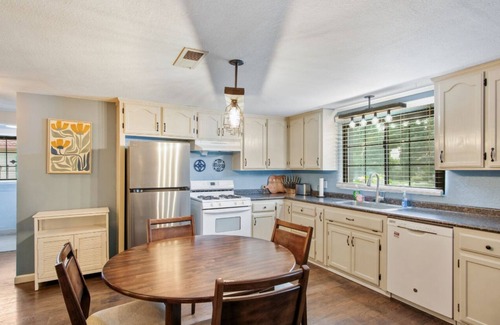 Escalon House | Spacious 5-bedroom house in enjoyable Escalon with WiFi, AC