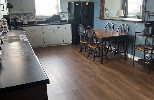 Stanton House | Spacious 5-bedroom House, Garage/Hot Tub/Bar, Close to RRG, Fiber WiFi