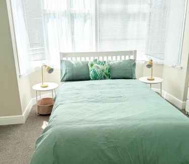 Lewisham House | Spacious 5-Bedroom house close to station