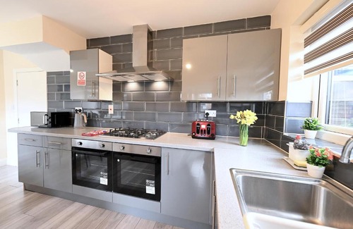Upper Edmonton Apartment | SPACIOUS 5 BEDROOM HOUSE NEXT TO TOTTENHAM STADIUM