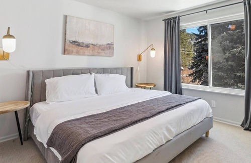 Arvada House | Spacious 5-bedroom house in amazing Arvada with WiFi, AC