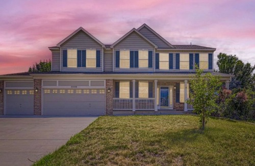 Aurora House | Spacious 5-bedroom house in enchanting Aurora with AC, WiFi