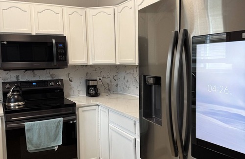 Aurora House | Spacious 5- bedroom house in peaceful Aurora with WiFi and AC