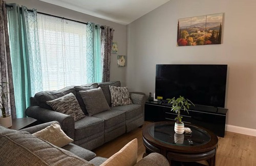 Aurora House | Spacious 5- bedroom house in peaceful Aurora with WiFi and AC