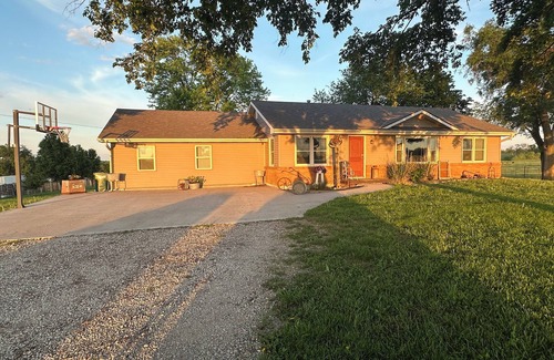 Butler House | Spacious 5-bedroom house with AC, WiFi in tranquil Butler. Right outside of town