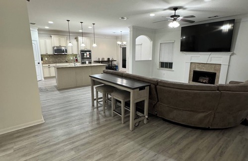 Midway House | Spacious 5-bedroom house in peaceful Midway with WiFi, AC Close to Savannah GA