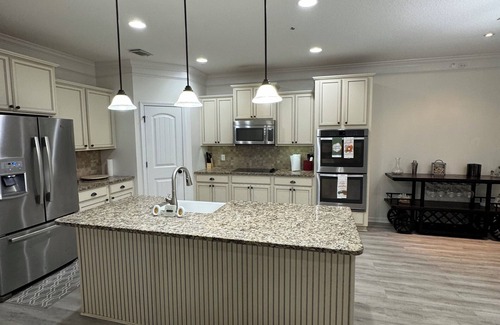 Midway House | Spacious 5-bedroom house in peaceful Midway with WiFi, AC Close to Savannah GA