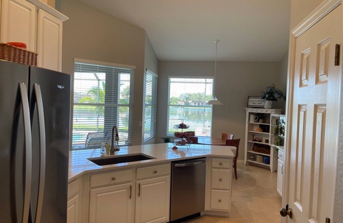 Valencia Lakes House | Spacious 5-bedroom house in superb Naples with AC, WiFi, pool and much more.