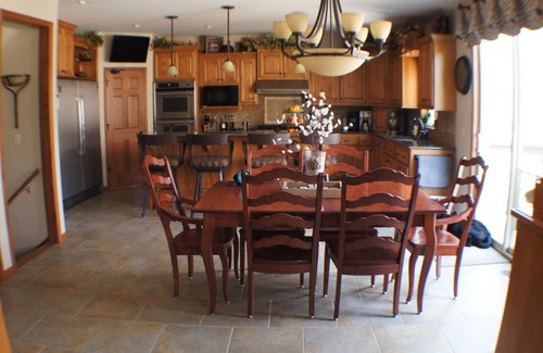 Neenah House | Spacious 5-bedroom house with AC, WiFi in beautiful Neenah