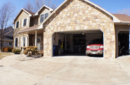 Neenah House | Spacious 5-bedroom house with AC, WiFi in beautiful Neenah