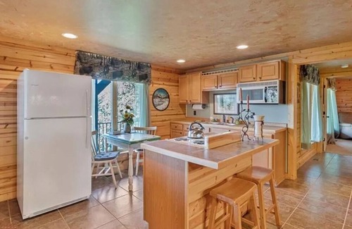 Salem House | Spacious 5-bedroom house with WiFi and mountain views!
