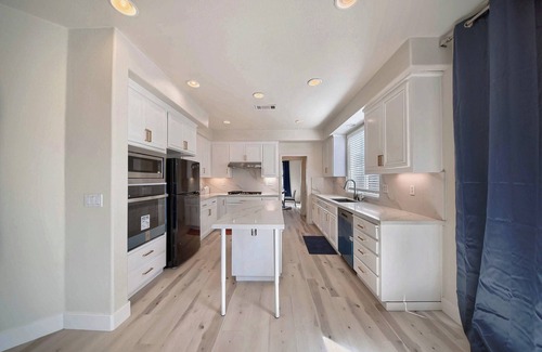 Tracy House | Spacious 5-bedroom house in charming Tracy with AC, WiFi