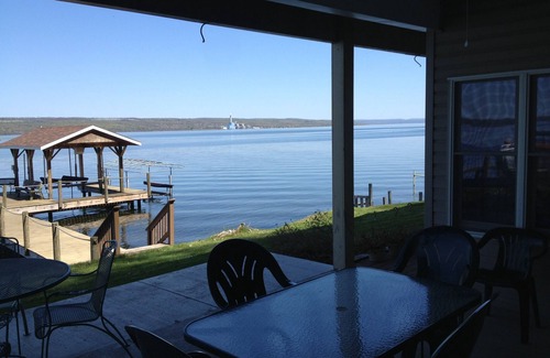 Interlaken House | Spacious 5 Bedroom Lakeside Retreat in the Heart of Wine Country