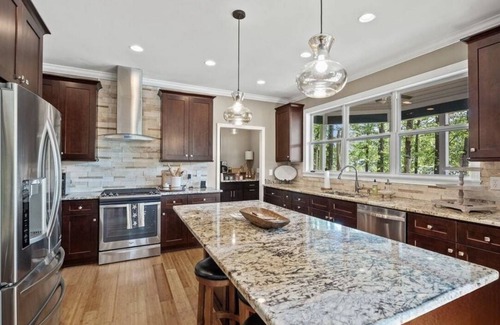 Grant House | Spacious 5-bedroom lakeside house with all the amenities for a perfect getaway!