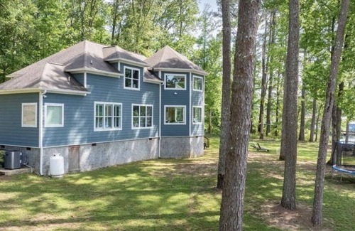 Grant House | Spacious 5-bedroom lakeside house with all the amenities for a perfect getaway!