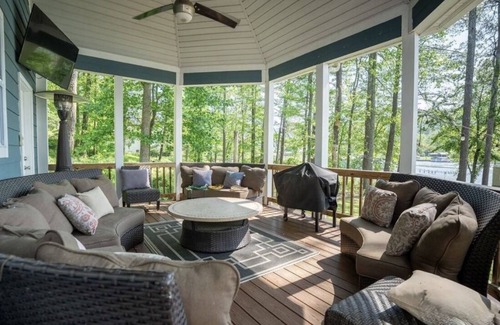 Grant House | Spacious 5-bedroom lakeside house with all the amenities for a perfect getaway!