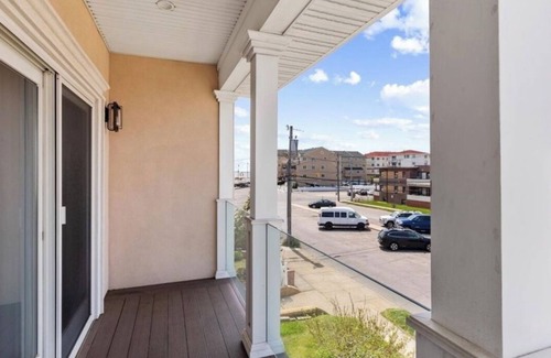Long Beach House | Spacious 5-bedroom ocean view house with AC, WiFi in lovely Long Beach