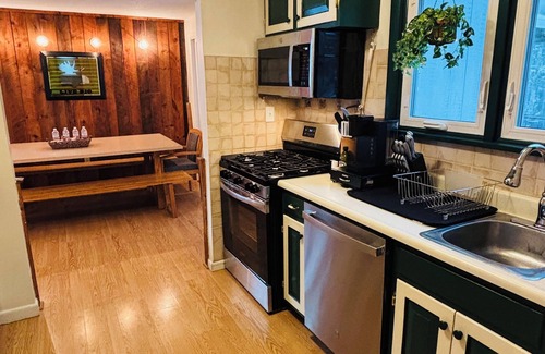 Campton House | Spacious 5-bedroom pet friendly home in Campton - game room, pools and new AC