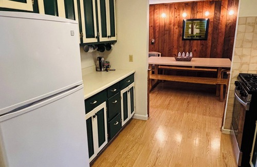 Campton House | Spacious 5-bedroom pet friendly home in Campton - game room, pools and new AC