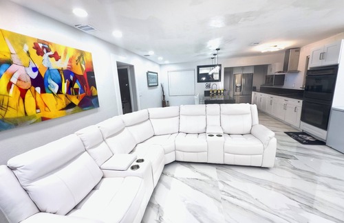 Miami Gardens House | Spacious 5-bedroom pool house 5 mins from hardRock stadium with 3 jacuzzi& gym