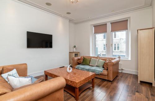 Central Aberdeen Apartment | Spacious 5-Bedroom Townhouse in the West-End