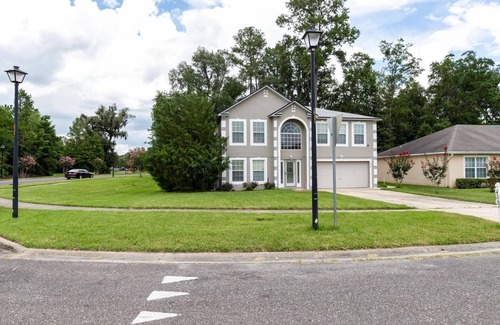 Northside House | Spacious 5-bedroom house in brilliant Jacksonville Florida/Parking