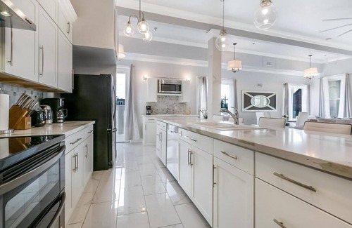 Faubourg Lafayette Condo | Spacious 5-bedroom condo in charming New Orleans