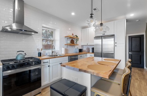 West Poplar House | Spacious 5-bedroom house with WiFi and AC in fabulous North Philadelphia
