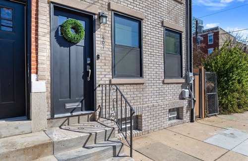 West Poplar House | Spacious 5-bedroom house with WiFi and AC in fabulous North Philadelphia