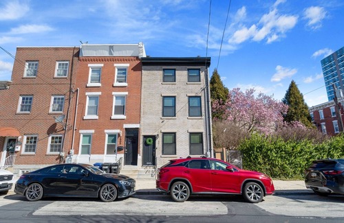 West Poplar House | Spacious 5-bedroom house with WiFi and AC in fabulous North Philadelphia