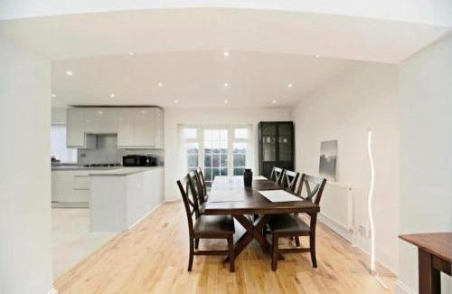 Purley Ski Chalet | Spacious 5 Bedrooms Family Detached House in Purley 23 min to Central London
